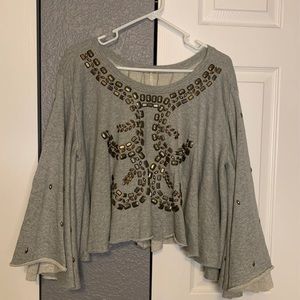 FREE PEOPLE- STUD EMBELLISHED CROPPED SWEATSHIRT